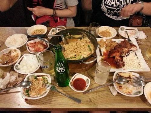 顶流情侣吃夜宵瓜,甜蜜瞬间引网友热议